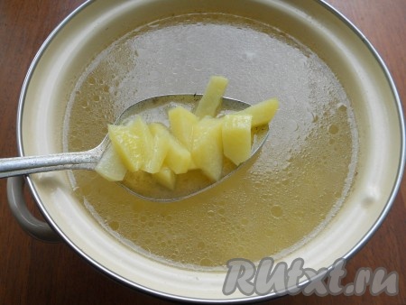 В бульон выложить очищенный и нарезанный кусочками картофель. Варить картошку на небольшом огне до готовности (минут 25).
