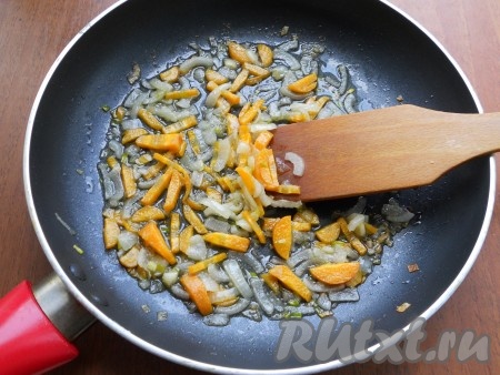 Обжарить овощи до мягкости, иногда помешивая.
