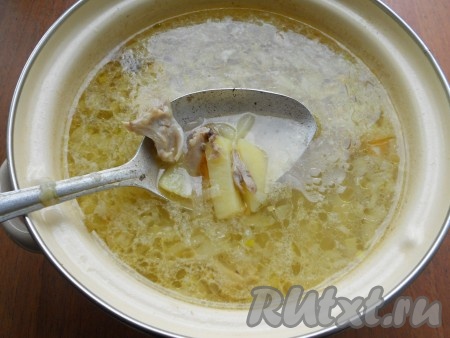 Когда картофель будет готов, выложить в суп обжаренные овощи и куриное мясо.