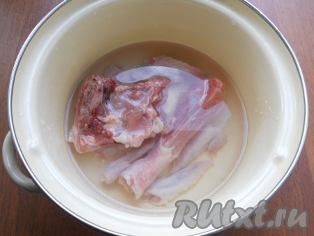 Кусочки курицы вымыть, поместить в кастрюлю, залить водой.
