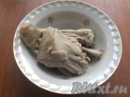 Поставить кастрюлю на огонь, довести воду до кипения. Убрать пену, бульон посолить и варить курицу 25-35 минут. Затем части курицы вынуть из бульона, остудить.