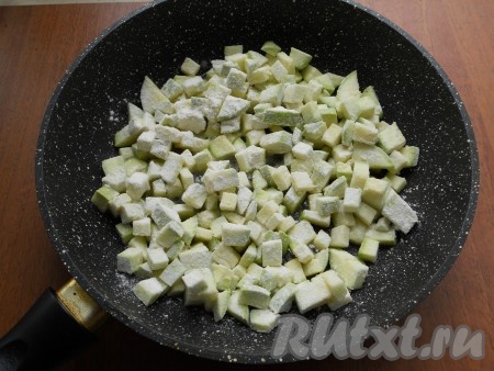 Тщательно кабачки перемешать с мукой и выложить их на разогретую с растительным маслом сковороду.