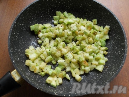 Обжарить кабачки на среднем огне, периодически помешивая, до небольшой румяности. Кабачки поперчить, &nbsp;перемешать, выключить газ.