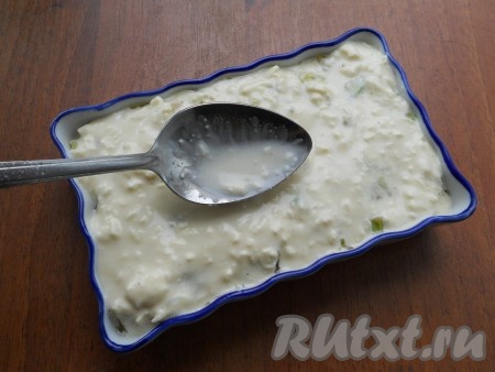 Далее выложить оставшиеся кабачки и оставшуюся смесь из брынзы.
