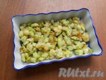 Половину кабачков выложить в круглую или прямоугольную форму для запекания (у меня размер формы 20х15 см).
