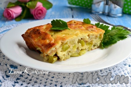 Дать готовой запеканке немного остыть, затем аккуратно разрезать на части.