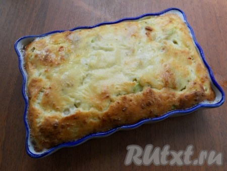 Отправить запеканку из кабачков с брынзой в предварительно разогретую до 200-220 градусов духовку на 25-30 минут.
