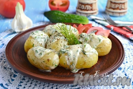 Молодой картофель со сметаной и зеленью