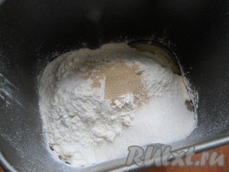 Всыпать просеянную муку, добавить соль и сахар, ванилин и дрожжи.