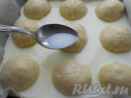 Теперь самое интересное! Теплое молоко, смешать с растопленным сливочным маслом и сахаром до однородности. Залить этой смесью колобки из теста, ложкой поливая их сверху.