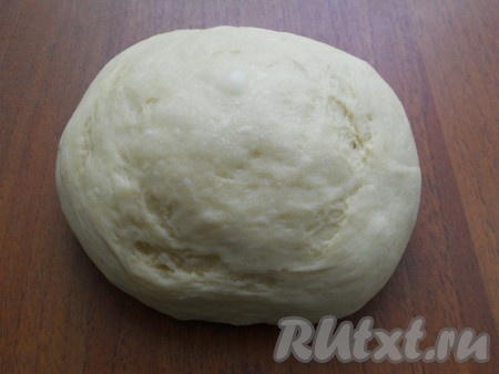 Выставить программу "Тесто" (у меня 1 час 30 минут). Если замешивать вручную: муку просеять, сделать углубление. Воду смешать со сметаной и яйцами, добавить соль и сахар, хорошо перемешать. В углубление в муке всыпать ванилин и дрожжи, влить немного сметано-яичной смеси, добавить растительное масло. Перемешать с дрожжами и частью муки, после чего вливать оставшуюся жидкую смесь, замешивая тесто. Тесто должно быть мягким, но не липнущим. Оставить тесто для подхода в теплом месте на 1 час.
