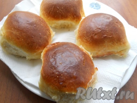 Если даже на дне формы останется немного молочной заливки, не страшно - поместите булочки на бумажное полотенце.
