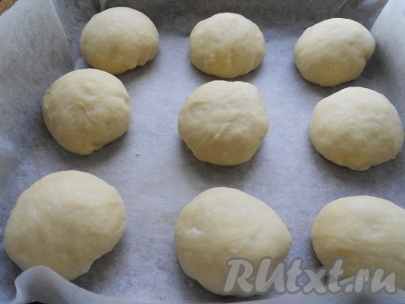 Разделить тесто на 9 равных частей. Форму застелить пергаментом (одним листом) так, чтобы были высокие бортики. Из каждой части теста сформировать колобок. Поместить колобки в форму на достаточном расстоянии друг от друга.
