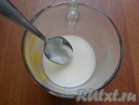 Тесто я готовила в хлебопечке, можно замесить и руками. Теплую воду смешать со сметаной.
