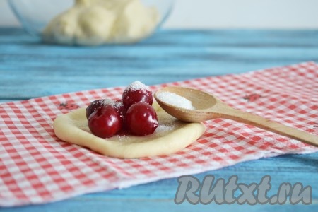 Выкладываем в центр лепёшки 4-5 ягод и посыпаем примерно 1/2 чайной ложки сахара.