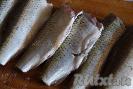 Очистить рыбу, отрезать головы и хвосты.
