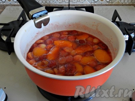 Вылить разведенный крахмал в соус из ягод и хорошо перемешать, снова довести до кипения и проварить 2-3 минуты на небольшом огне, помешивая, снять с огня и остудить.
