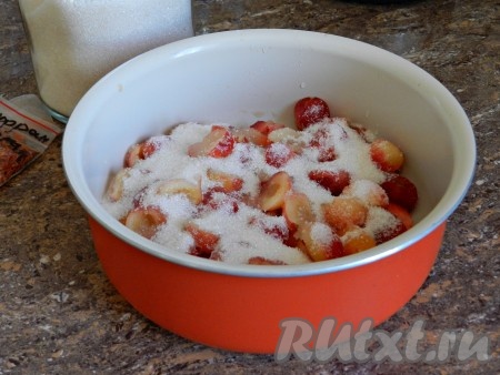 Засыпать сахаром и оставить на 10-20 минут, чтобы ягоды пустили сок.