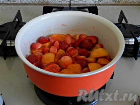 Поставить кастрюльку с соусом на самый медленный огонь и довести до кипения, периодически помешивая.