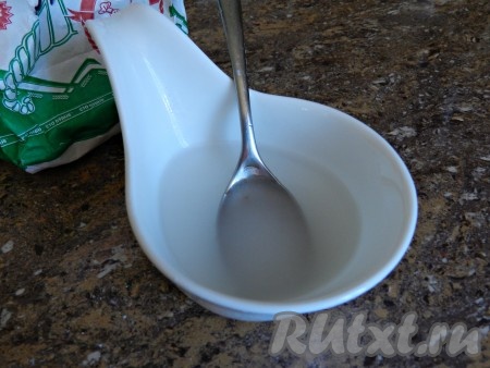 В крахмал добавить 50 мл холодной воды и хорошо перемешать.
