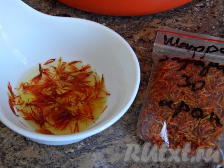 Шафран залить двумя столовыми ложками кипятка и оставить на 10 минут, чтобы настоялся. В данном случае я использовала не самую дорогую специю в мире - имеретинский шафран, который продается на рынке или в магазине. Имеретинский шафран придает блюдам аромат и приятный цвет.
