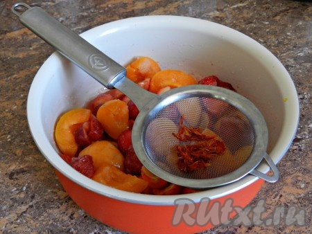 Затем процедить жидкость в ягоды через сито.

