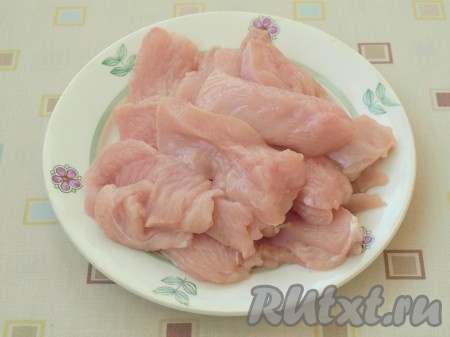 Филе индейки нарезать на полоски поперёк волокон. Мясо, по желанию, можно слегка отбить.