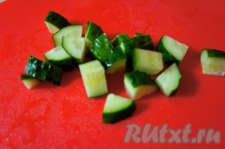 Огурцы крупно нарезать.