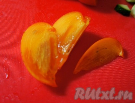 Хурму нарезать "дольками", довольно крупно.