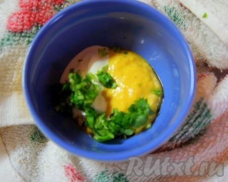В небольшую мисочку добавить соус карри, йогурт, бальзамический уксус, черный перец, соль, мелко нарезанный зелёный лук. Перемешать. Соус готов!