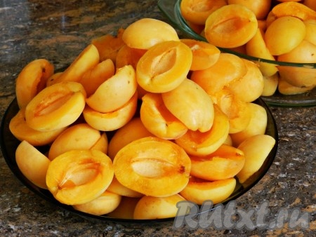 Разделив абрикосы на половинки, вынуть косточки.