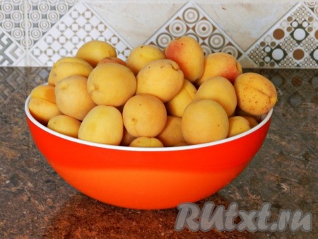 Абрикосы вымыть и обсушить.
