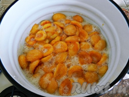 Поставить кастрюлю с абрикосами на медленный огонь и доводить до кипения, постоянно перемешивая, чтобы весь сахар растворился. Когда варенье закипит, снять всю образовавшуюся пенку, добавить лимонный сок и варить 5-7 минут, не забывая аккуратно перемешивать. Варить все время на огне ниже среднего. После того, как проварили 5-7 минут, снять кастрюлю с огня, накрыть полотенцем (не крышкой) и оставить на несколько часов. Например, первый раз кипятить утром и оставить до вечера. Вечером повторить варку и оставить кастрюлю под полотенцем до утра.
