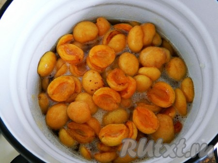 Абрикосы без косточек сложить в кастрюлю или в таз для варенья, пересыпать сахаром и оставить на ночь. Абрикосы дадут сок.

