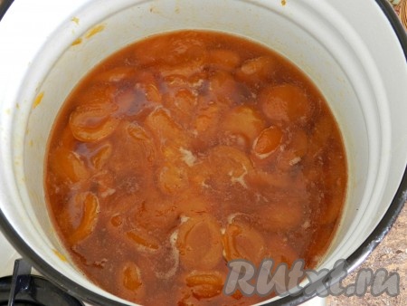 Утром снова поставить кастрюлю на огонь, довести до кипения и варить на небольщом огне от момента закипания 5-7 минут. Разлить горячее варенье из абрикосов по стерилизованным банкам, накрыть прокипяченными крышками, остудить и убрать для хранения.
