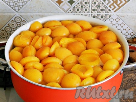 Выложить в сироп абрикосы. Если все не помещаются, можно сделать это в два приема. Довести до кипения и варить абрикосы в сиропе 1 минуту.