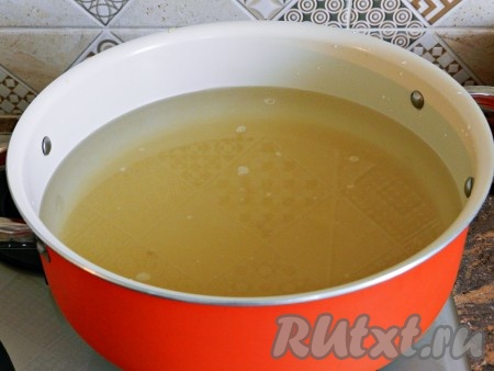 В кастрюлю влить воду, всыпать сахар, добавить лимонный сок. Поставить на небольшой огонь и варить сироп, постоянно помешивая, чтобы сахар растворялся и не пригорал. Довести сироп до кипения и проварить 5 минут.