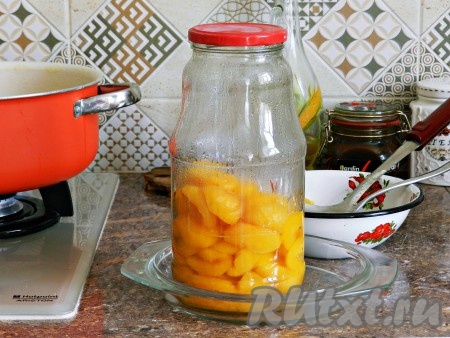 Абрикосы из сиропа разложить по простерилизованным банкам.
