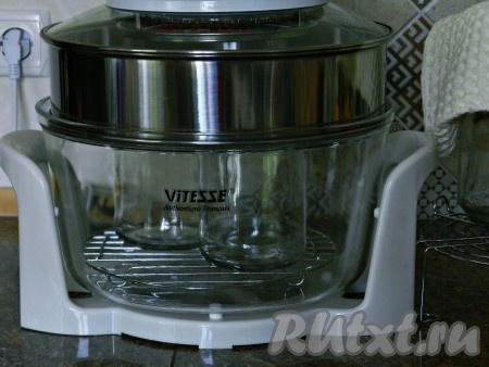 Банки стерилизовала в аэрогриле при температуре 130 градусов в течение 20 минут.