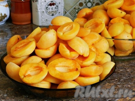Дать воде стечь и очистить абрикосы от косточек.