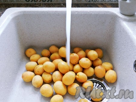 Абрикосы тщательно вымыть под проточной водой.