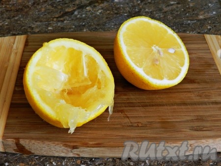Из половинки лимона выжать сок.