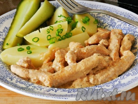 Нежное и вкусное куриное филе, тушеное в сметане, готово.