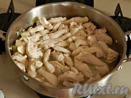Обжаривать, помешивая, около 10 минут, чтобы на мясе образовалась легкая корочка.
