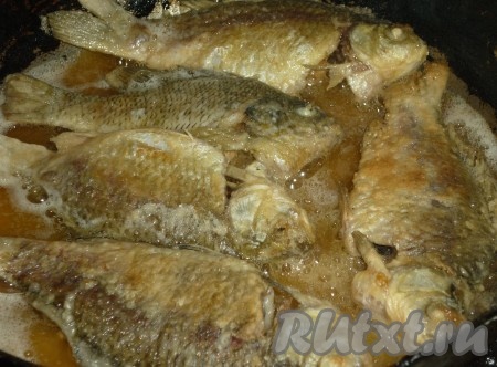 Рыбу надо переворачивать только один раз, чтобы она не впитала много лишнего жира. Поэтому нужно, чтобы караси хорошо подрумянилась с одной стороны и только потом перевернуть и тоже жарить до золотистого цвета.&nbsp;
