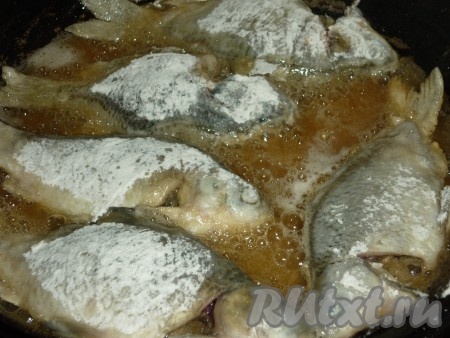 Жарить карасей необходимо на сковороде на среднем огне в достаточном количестве растительного масла, при этом оно должно быть хорошо разогретым.&nbsp;
