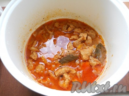 Также добавить к мясу измельченный чеснок и лавровый лист. Выставить программу "Тушение" на 1 час.
