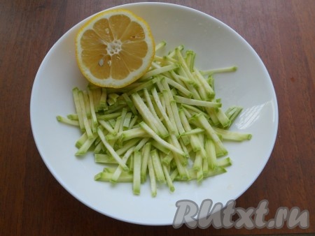 Брусочки кабачков, сбрызнув лимонным соком, перемешать и оставить минут на 10-15.
