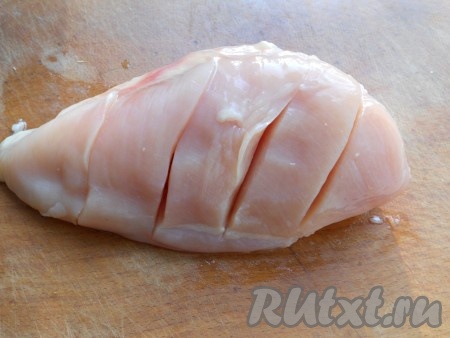 Куриную грудку вымыть и обсушить. Острым ножом сделать несколько глубоких надрезов сверху.
