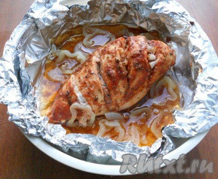 В чашу мультиварки налить воду, приблизительно на 1/3. Поместить в мультиварку чашу и контейнер с куриной грудкой. Накрыть крышкой и выставить программу "На пару" на 45 минут.&nbsp;
